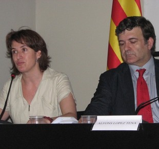 Elisenda Paluzie y Alfonso López Tena, ayer. / Fo